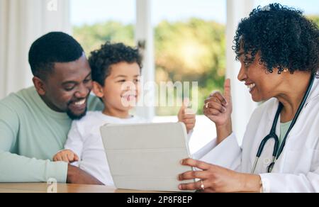 Kinderarzt, Vater und Kind mit Daumen nach oben aus Patientenergebnissen auf einem Tablet mit guten Nachrichten. Glückliches Kind, Vater und Arzt in einer Klinikberatung Stockfoto