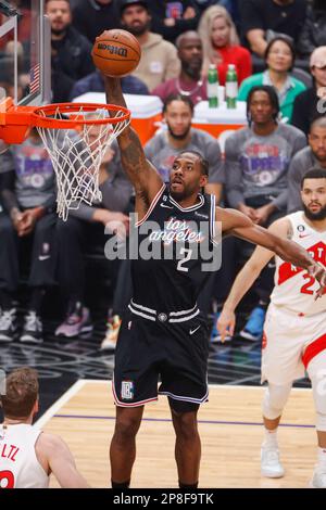 Los Angeles Clippers leitet Kawhi Leonard dunks bei einem NBA-Basketballspiel in der Crypto.com Arena in Los Angeles am Dienstag, den 8. März 2023 gegen die Toronto Raptors vor. Stockfoto