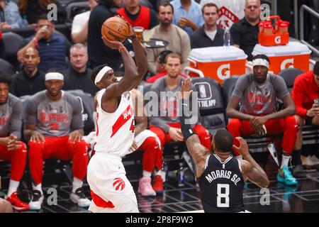 Toronto Raptors Forward Pascal Siakam (L) schießt gegen Los Angeles Clippers Forward Marcus Morris Sr (R) während eines NBA-Basketballspiels in der Crypto.com Arena in Los Angeles am Dienstag, den 8. März 2023. Stockfoto