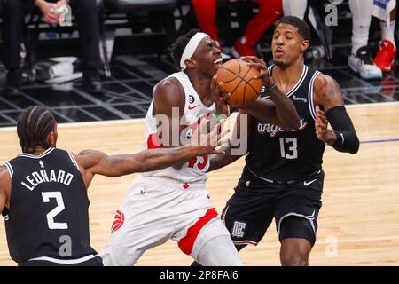 Toronto Raptors Forward Pascal Siakam (C) fährt während eines NBA-Basketballspiels in der Crypto.com Arena in Los Angeles am Dienstag, den 8. März 2023, zwischen den Los Angeles Clippers Forwards Kawhi Leonard (L) und Paul George (R). Stockfoto