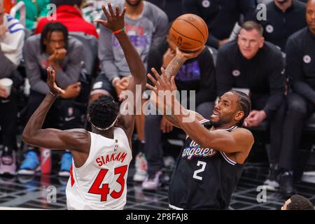 Los Angeles Clippers Forward Kawhi Leonard (R) schießt gegen Toronto Raptors Forward Pascal Siakam (L) während eines NBA-Basketballspiels in der Crypto.com Arena in Los Angeles Dienstag, den 8. März 2023. Stockfoto