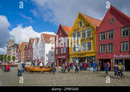 Touristen genießen Norways Meistbesuchte Touristenattraktion Bryggen. Bryggen ist eine Reihe alter hanseatischer Geschäftsgebäude und gehört zum UNESCO-Weltkulturerbe Stockfoto