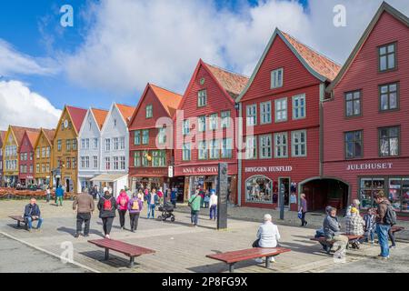 Touristen genießen Norways Meistbesuchte Touristenattraktion Bryggen. Bryggen ist eine Reihe alter hanseatischer Geschäftsgebäude und gehört zum UNESCO-Weltkulturerbe Stockfoto