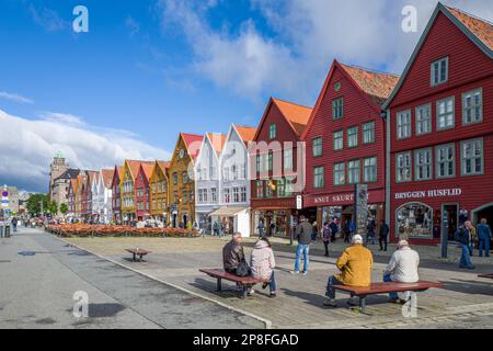 Touristen genießen Norways Meistbesuchte Touristenattraktion Bryggen. Bryggen ist eine Reihe alter hanseatischer Geschäftsgebäude und gehört zum UNESCO-Weltkulturerbe Stockfoto