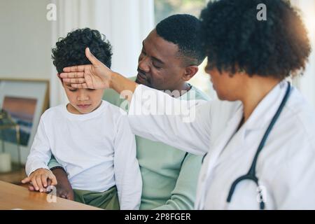 Kinderärztin, Ärztin und krankes Kind mit Vater im Krankenhaus und Klinik zur Fieberkontrolle. Krankheit, Kind und Dad unterstützen einen Jungen fühlen sich Virus und Stockfoto