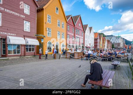 Touristen genießen Norways Meistbesuchte Touristenattraktion Bryggen. Bryggen ist eine Reihe alter hanseatischer Geschäftsgebäude und gehört zum UNESCO-Weltkulturerbe Stockfoto