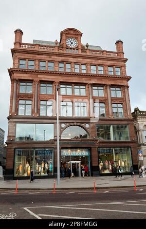 primark Store in den restaurierten Bankgebäuden im Schloss Place Belfast Northern Ireland UK die Bankgebäude sind so benannt, wie sie auf der Bank gebaut werden Stockfoto