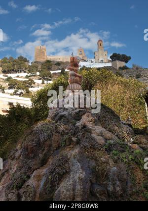 Cullera, fuente del Mercado con el castillo y santuario de la Virgen del Castillo al Fondo, Valencia, España Stockfoto