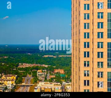 Die Landschaft Atlantas und ein Teil des Ritz-Carlton Hotels in der Peachtree Street 181 in Atlanta, GA, aus Sicht des Westin Peachtree Plaza Hotels. Stockfoto