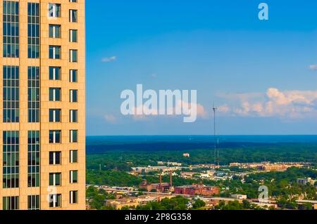 Die Landschaft Atlantas und ein Teil des Ritz-Carlton Hotels in der Peachtree Street 181 in Atlanta, GA, aus Sicht des Westin Peachtree Plaza Hotels. Stockfoto