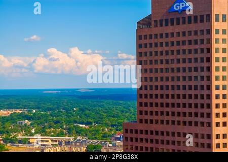 Die Landschaft Atlantas und ein Teil des Georgia-Pacific Tower in der Peachtree St. 133 in Atlanta, GA, aus Sicht des Westin Peachtree Plaza Hotels. Stockfoto