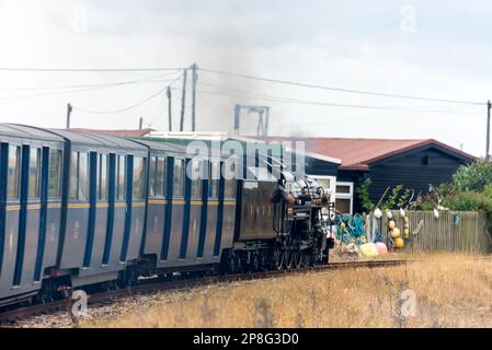 Die Miniaturdampfbahn Romney, Hythe & Dymchurch (RH&DR) fährt entlang der 15-Zoll-Stadtbahn von Romney Marsh von Hythe nach Dungeness, Stockfoto