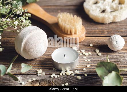 Spa-Komposition mit Badebombe, Kerze und getrockneten Blumen. Stockfoto