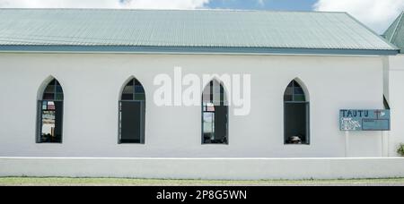 Aitutaki Cook Islands - november 9 2010; Kirchenfenster in Reihe einfache Architektur. Stockfoto