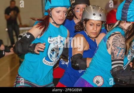 Kontakt bei einem Roller-Derby zwischen den Gastgebern der Seaside Sirens und den Huren des Besucherhafens aus Bristol Stockfoto