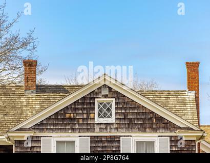 Kleines Dachfenster auf einem alten East Hampton Haus Stockfoto