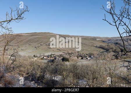 Langstreckenblick im Winter auf das Dorf Kettlewell, Upper-Wharfedale, in den Yorkshire Dales, Großbritannien Stockfoto