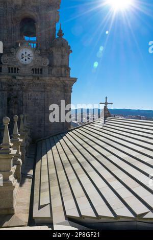 Santiago de Compostela, Galicien. Spanien. 5. Februar 2023. Blick auf die Dächer der Kathedrale von Santiago de Compostela und den Uhrenturm Stockfoto