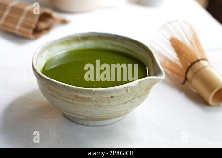 Japanischer Matcha im Bowl mit Matcha-Schneebesen Stockfoto