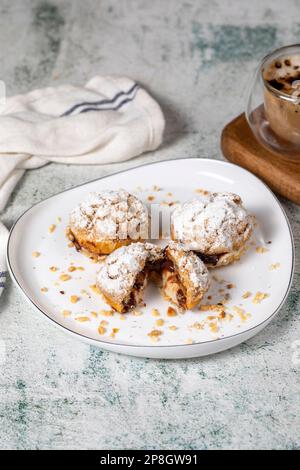 Frisch gebackene Sahnepuffs. Eclair-Kuchen mit Sahne- und Schokoladenfüllung Stockfoto