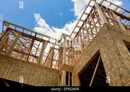 Das Stielhaus wurde mit einer Kombination traditioneller moderner Bautechniken errichtet. Stockfoto