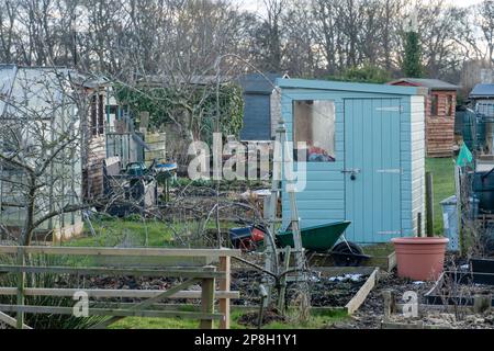 Gartenarbeit im Monat März. Blick über Grundstücke mit Schuppen und Hochbeeten, Vorbereitung auf den Frühling. Stockfoto