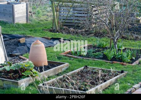 Gartenarbeit im Monat März. Blick auf Grundstücke mit erhöhten Beeten. Vorbereitung für den Frühling. Stockfoto