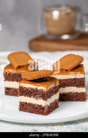 Kleine Dessertkuchen. Karamell Petit 4 auf einem weißen Teller mit dunklem Hintergrund. Keks, französischer Petit, vier Kuchen. Schließen Stockfoto