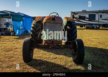 Fort Meade, Florida - 26. Februar 2022: Perspektivische Vorderansicht eines 1963 Deutz D40 Traktors auf einer lokalen Traktormesse. Stockfoto