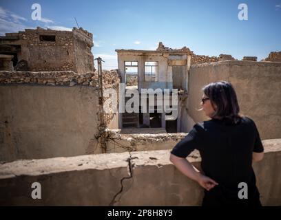 Sindschar, Irak. 09. März 2023. Die Außenministerin Annalena Baerbock (Bündnis 90/die Grünen) besucht das zerstörte Stadtzentrum von Sinjar. Während ihrer Reise besucht Baerbock die nordirakische Stadt Sinjar, die wichtigste Siedlungsregion der Yazidis. Der Islamische Staat gilt als verantwortlich für den Völkermord an den Yazidis nach 2014. Kredit: Michael Kappeler/dpa/Alamy Live News Stockfoto