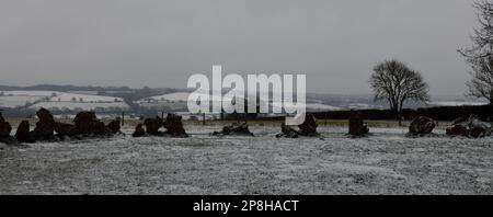 Rollright Stones Anfang märz 2023 mit Anzeichen einer Schneeflocke in der Landschaft von Oxfordshire. Stockfoto