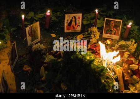 Am Ende des Protests wurde eine Zeremonie mit Fotos, Blumen und Feuer abgehalten, um an die Frauen zu erinnern, die 2022 durch den Frauenmord getötet wurden. Etwa 4.000 Menschen aus verschiedenen Gemeinden und der Stadt Quito gingen am Frauentag in den Protest, forderten soziale Sicherheit und eine angemessene Gesundheitsversorgung und erinnerten an die Frauen, die an einem Frauenmord gestorben sind, an die entführten Frauen, die nie nach Hause zurückkehrten, und an menschenwürdige Arbeitsbedingungen. Der marsch begann an der Central University und endete mit einer Zeremonie im Haus der Kultur. (Foto: Veronica Lombeida/SOPA Images/Sipa USA) Stockfoto