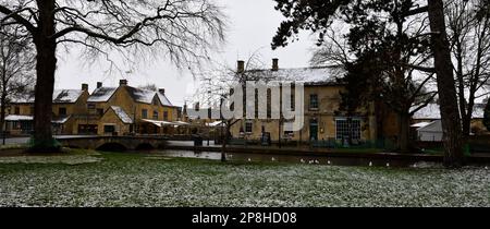 Bourton auf dem Wasser in den Cotswolds an einem verschneiten Tag in den ersten Wochen des März 2023 Stockfoto