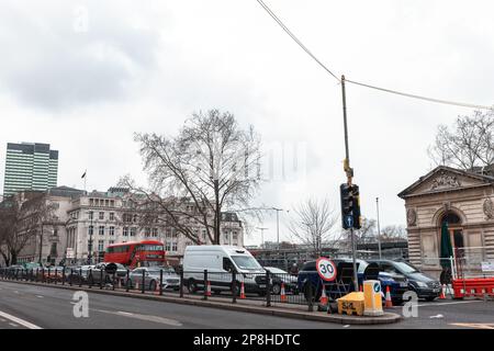 London, Großbritannien. 7. März 2023. Die ehemaligen Euston Square Gardens West, wo kürzlich mehrere reife Bäume für das Hochgeschwindigkeitsbahnprojekt HS2 gefällt wurden, sind von der anderen Seite der Euston Road aus zu sehen. Euston ist ein Gebiet Londons mit wenigen Grünflächen, in dem regelmäßig gegen die EU-Luftqualitätsnormen verstoßen wurde. Kredit: Mark Kerrison/Alamy Live News Stockfoto