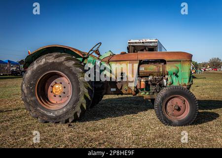 Fort Meade, Florida - 26. Februar 2022: Aus der Perspektive: Seitenansicht eines 1963 Deutz D40 Traktors auf einer lokalen Traktormesse. Stockfoto