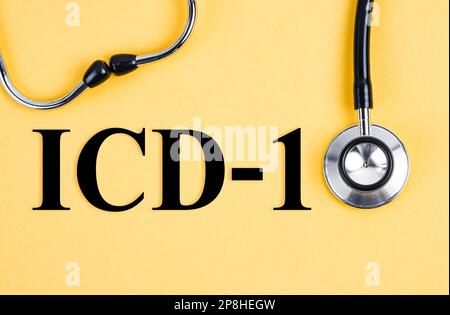 ICD-10 oder Internationale Klassifikation der Krankheiten und verwandtes Gesundheitsproblem 10. Revisionstext und medizinisches Stethoskop. Stockfoto