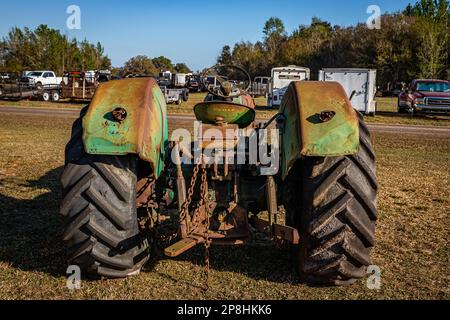 Fort Meade, FL - 26. Februar 2022: Aus der Perspektive erfolgende Rückansicht eines 1963 Deutz D40 Traktors auf einer lokalen Traktormesse. Stockfoto