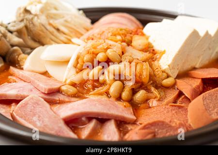 Koreanische Esskultur. Suppe mit Schinken und Wurst. Koreanische Fusionsküche Stockfoto