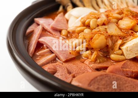 Koreanische Esskultur. Suppe mit Schinken und Wurst. Koreanische Fusionsküche Stockfoto