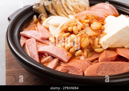 Koreanische Esskultur. Suppe mit Schinken und Wurst. Koreanische Fusionsküche Stockfoto