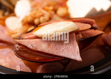 Koreanische Esskultur. Suppe mit Schinken und Wurst. Koreanische Fusionsküche Stockfoto