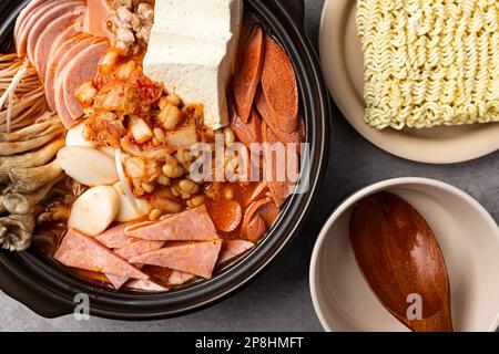 Koreanische Esskultur. Suppe mit Schinken und Wurst. Koreanische Fusionsküche Stockfoto