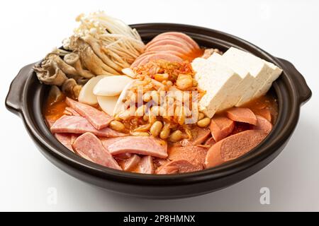 Koreanische Esskultur. Suppe mit Schinken und Wurst. Koreanische Fusionsküche Stockfoto