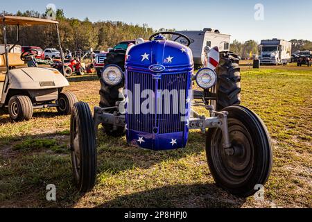 Fort Meade, Florida - 26. Februar 2022: Niedrige Perspektive von vorne eines 1947 Ford 2N Farm Tractors auf einer lokalen Traktormesse. Stockfoto