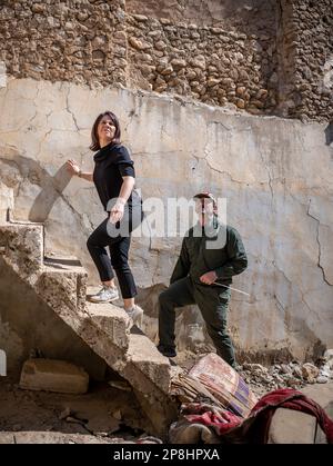 Sindschar, Irak. 09. März 2023. Annalena Baerbock (Bündnis 90/die Grünen, l), Außenministerin, und die für die Minenräumung zuständige Person, Ian Johnston von Global Clearance Solutions, besuchen das zerstörte Stadtzentrum von Sinjar. Während ihrer Reise besucht Baerbock die nordirakische Stadt Sinjar, die wichtigste Siedlungsregion der Yazidis. Der Islamische Staat gilt als verantwortlich für den Völkermord an den Yazidis nach 2014. Kredit: Michael Kappeler/dpa/Alamy Live News Stockfoto