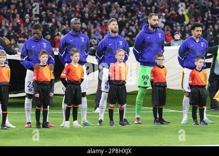 München, Deutschland. , . PSG-Team aufstellen, 99. Gianluigi DONNARUMMA, Wächter, 2. Achraf HAKIMI, 4. Sergio RAMOS, 5. MARQUINHOS, 6. Marco VERRATTI, 7. Kylian MBAPPE, 8. Fabian RUIZ, 15. Danilo PEREIRA, 17. VITINHA, 25. Nuno MENDES, 30. Lionel MESSI, FOOTBALL, UEFA CHAMPIONS LEAGUE, FC Bayern Muenchen vs PSG, Paris Saint Germain, Runde mit 16 2. Etappen am Mittwoch, 8. März 2023 in München im Fußballstadion der Allianz Arena, Ergebnis 2:0, (Foto: © Arthur THILL/ATPimages) (THILL Arthur/ATP/SPP) Guthaben: SPP Sport Press Photo. Alamy Live News Stockfoto