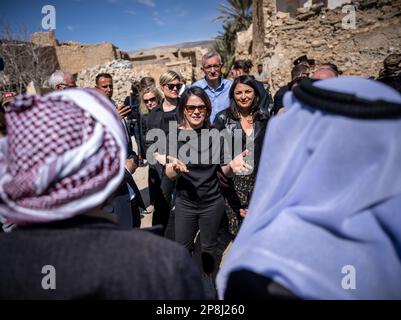 Sindschar, Irak. 09. März 2023. Annalena Baerbock (Bündnis 90/die Grünen, M), Außenministerin, besucht das zerstörte Stadtzentrum von Sinjar und spricht mit Bewohnern neben Düzen Tekkal (Back r) von Hawar Help. Während ihrer Reise besucht Baerbock die nordirakische Stadt Sinjar, die wichtigste Siedlungsregion der Yazidis. Der Islamische Staat gilt als verantwortlich für den Völkermord an den Yazidis nach 2014. Kredit: Michael Kappeler/dpa/Alamy Live News Stockfoto