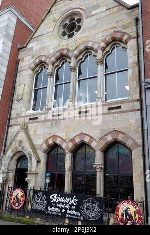 Die ehemalige Schule der christlichen Brüder der St. Malachys besticht nun die Skinworks der Stadt und das alte Kaffeehaus der Malachys 21 oxford St. Belfast Nordirland Großbritannien Stockfoto