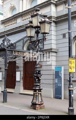 Bürgermeisterstadt belfast Straßenlaternen vor der ulster Hall bedford Street Belfast Northern Ireland UK Stockfoto