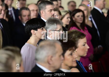 Prag, Tschechische Republik. 09. März 2023. Eine gemeinsame Sitzung der beiden Häuser des tschechischen Parlaments im Wladislav-Saal der Prager Burg, bei der der neu gewählte Präsident Petr Pavel am 9. März 2023 den Amtseid ablegen wird. Auf dem Foto sind der untere Hauskopf Marketa Pekarova Adamova, links, und Senatsvorsitzender Milos Vystrcil. Kredit: Roman Vondrous/CTK Photo/Alamy Live News Stockfoto